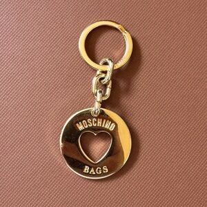 Moschino Gold Pleated Heart round key chain‎